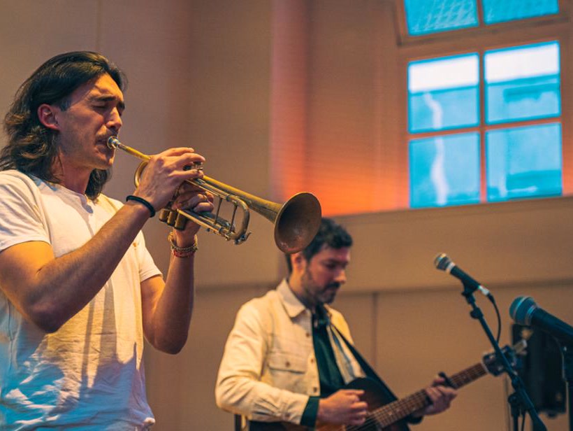 David Márquez Fàbrega playing trumpet live alongside a guitarist